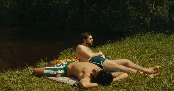 埃兰萨河畔的景色，两名男子躺在草地上休息，周围是丛林
