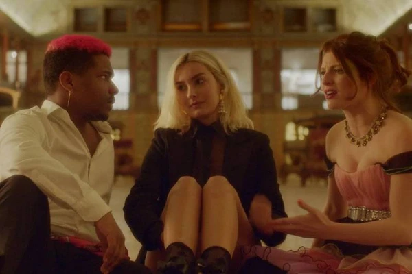 Three characters in "A Última Festa" having a conversation.