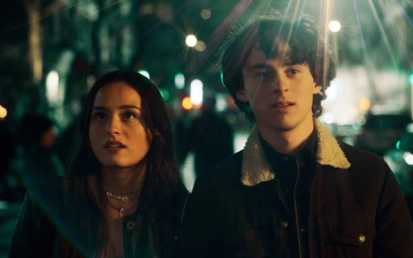 《龙虎风云》中的两个角色站在夜晚的街道上。