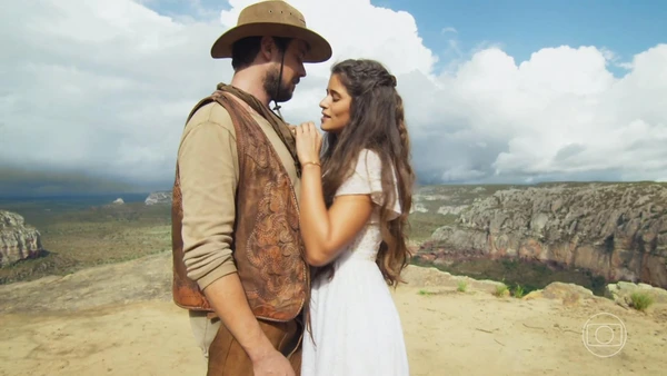 A romantic moment between a couple in Mar do Sertão against a scenic backdrop.
