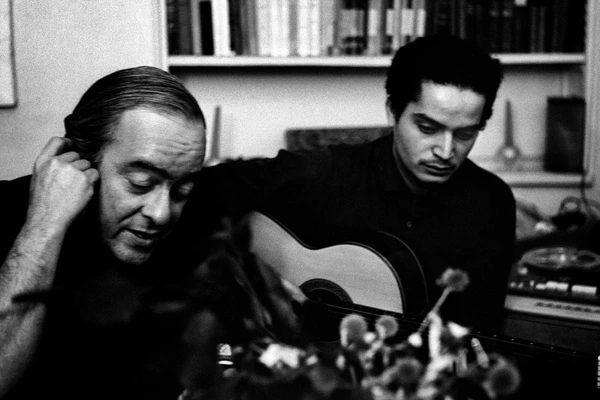 Two men collaborate musically in "Os Afro-Sambas: O Brasil de Baden e Vinícius".