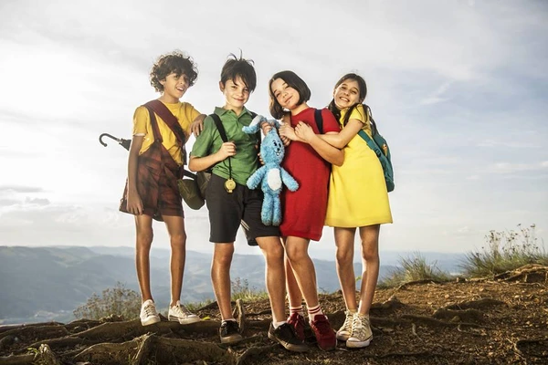 Kids from "Turma da Mônica: Laços" standing on a mountain top.