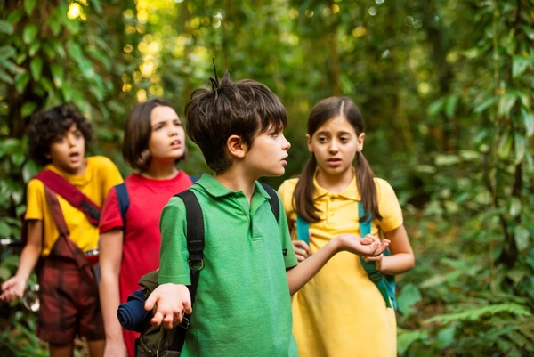 Kids from "Turma da Mônica: Laços" outdoors, appearing curious.