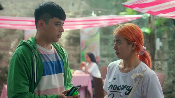 “《Conexões Perdidas》中两个角色的户外对话场景。”