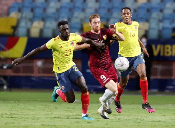 Intense match between Colombia and Venezuela in Copa America 2021.