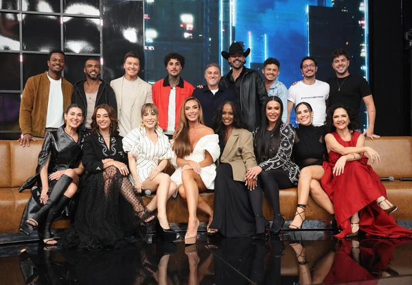 Cast of Dança dos Famosos 2025 posing together.