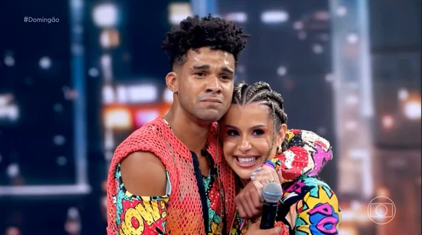 Emotional moment of contestants on Dança dos Famosos 2025.