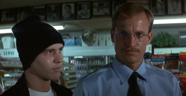 Two men in a store scene from "Na Trilha do Sol".