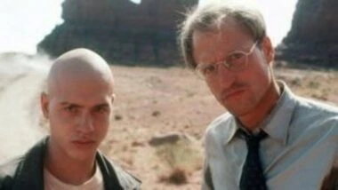 Two men hang on a cliff in "Na Trilha do Sol".